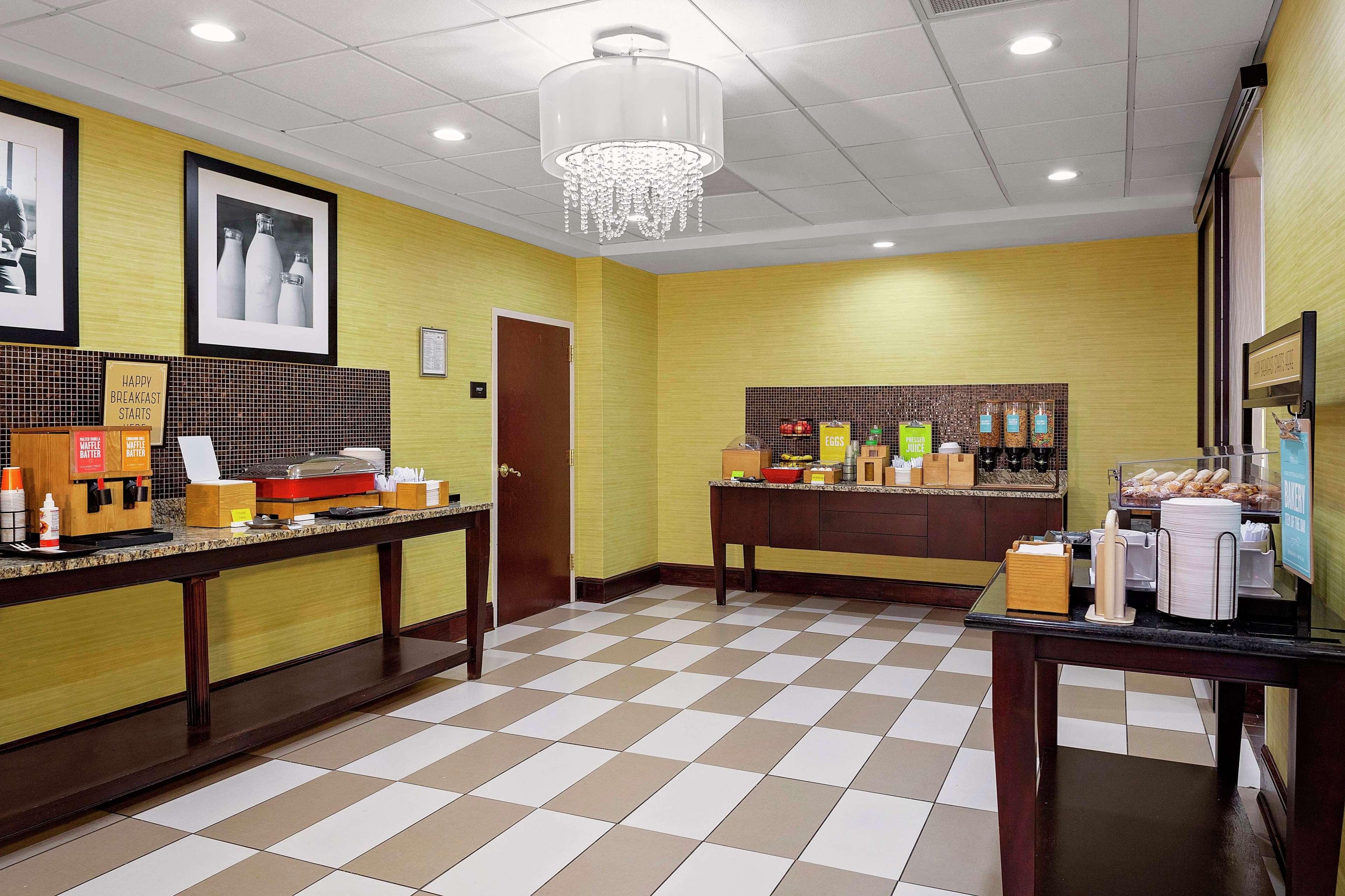 Hampton Inn Atlanta-Фейрберн Экстерьер фото