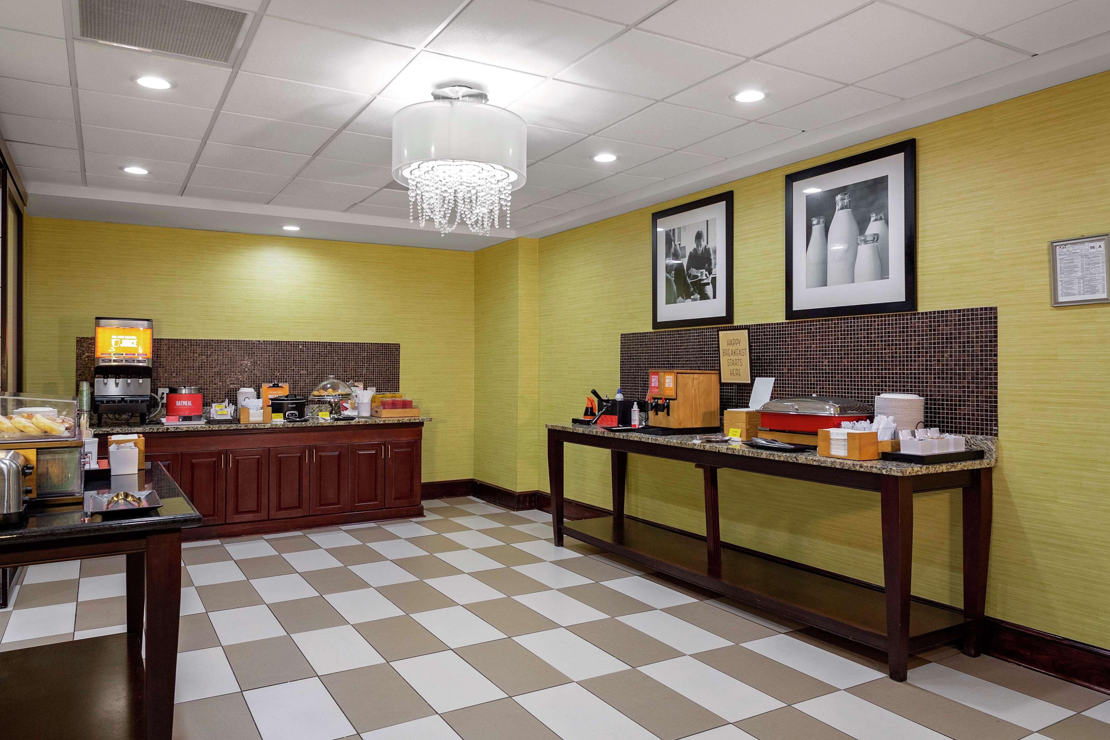 Hampton Inn Atlanta-Фейрберн Экстерьер фото