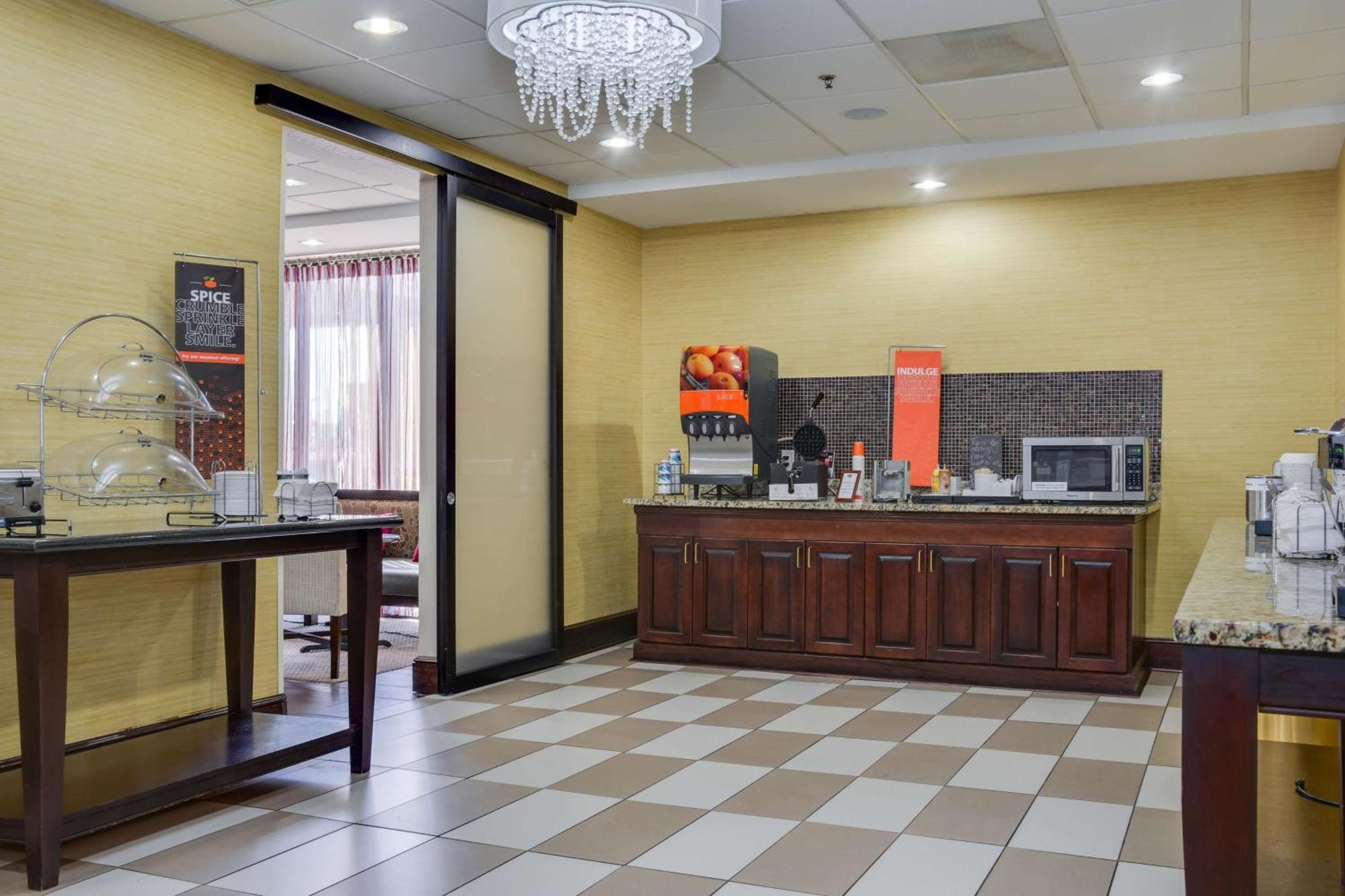 Hampton Inn Atlanta-Фейрберн Экстерьер фото